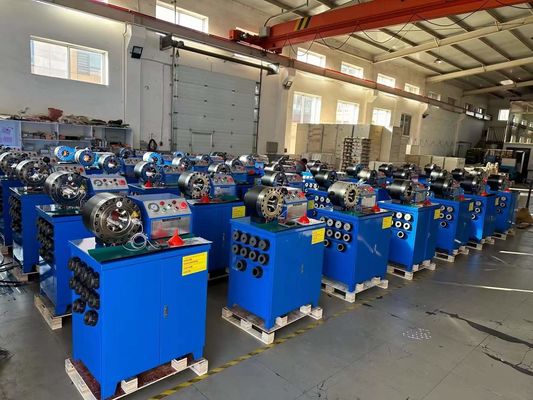 2 بوصة 6-51mm الكهربائية مطاط أنابيب المكسرة آلة 600T القوة المكسرة مع الحجم هو 860 * 640 * 1300 مم مع 10 مجموعات من الموت