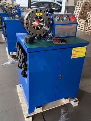 6-51mm الطاقة الكهربائية 220v / 240v / 380v / 415v آلة حفر أنابيب المطاط 600T قوة حفر مع حجم 860 * 640 * 1300 مم