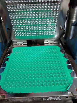 الألوان الخضراء NBR/FKM/FFKM مطاط O حلقات OEM/ODM ضغط صب مع مقاومة جيدة للزيت 16-30 N/mm قوة الدموع