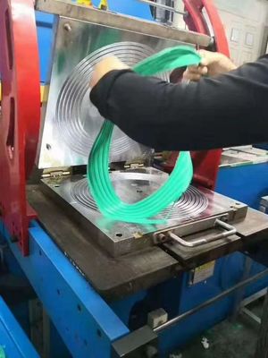 NBR/FKM/FFKM/EDPM/SI المطاط الأخضر O حلقات OEM/ODM صياغة الضغط مع مقاومة جيدة للزيت 16-30 N/mm قوة تمزيق