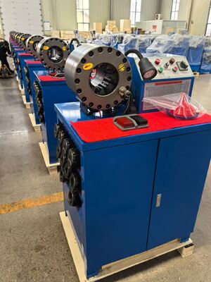 قوة العقص 2 بوصة 600T لون أزرق حجم العقص يصل إلى 2.5 بوصة مع أدوات قالب التغيير السريع آلة تجعيد الخراطيم المطاطية بمدى 6-51 مم و10 قوالب قابلة للتبديل