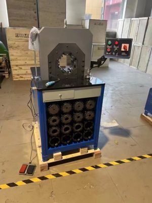 ضغط النظام 31.5MPa وآلة التشنج من الأنابيب المتنقلة الخفيفة جدا بواسطة 1500T قوة التشنج