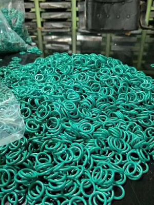 سعر جيد الخضراء NBR/FKM/FFKM/EDPM/SI المطاط O حلقات OEM/ODM ضغط صب مع مقاومة جيدة للزيت 16-30 N/mm قوة الدموع الانترنت