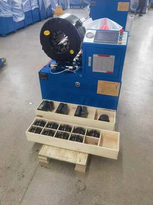 نظام التحكم بـ PLC خدمة OEM الصناعية 16 Dies الألوان الزرقاء 4 بوصة مساحة التشنج الكهربائية الهيدروليكية أداة التشنج 0.01mm دقة خرطوم آلة التشنج