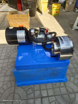 1 بوصة 7 يموت 1-4 طبقة خرطوم هيدروليكية آلة التشنج / خرطوم آلة التشنج الضغط العالي 6-25mm اللون الأزرق 12v / 24v