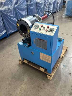 آلة تجعيد الخراطيم الهيدروليكية بكفاءة 200 قطعة في الساعة، تتضمن 10 قوالب، وقوة تجعيد 600 طن