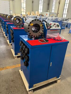 حجم العقص ذو اللون الأزرق يصل إلى 2.5 بوصة قطر الخرطوم الداخلي قوة كبيرة 600T قوة العقص ماكينة تجعيد الخراطيم المطاطية بمدى 6-51 مم و10 قوالب قابلة للتبديل مع أدوات قالب التغيير السريع