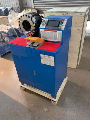 سعر جيد 2 بوصة 600T خرطوم مطاطي آلة العقص نموذج أعلى اللون الأزرق 220 فولت / 380 فولت نظام التحكم PLC الجهد مع نطاق 6-51 مم و 10 قوالب قابلة للتبديل الانترنت